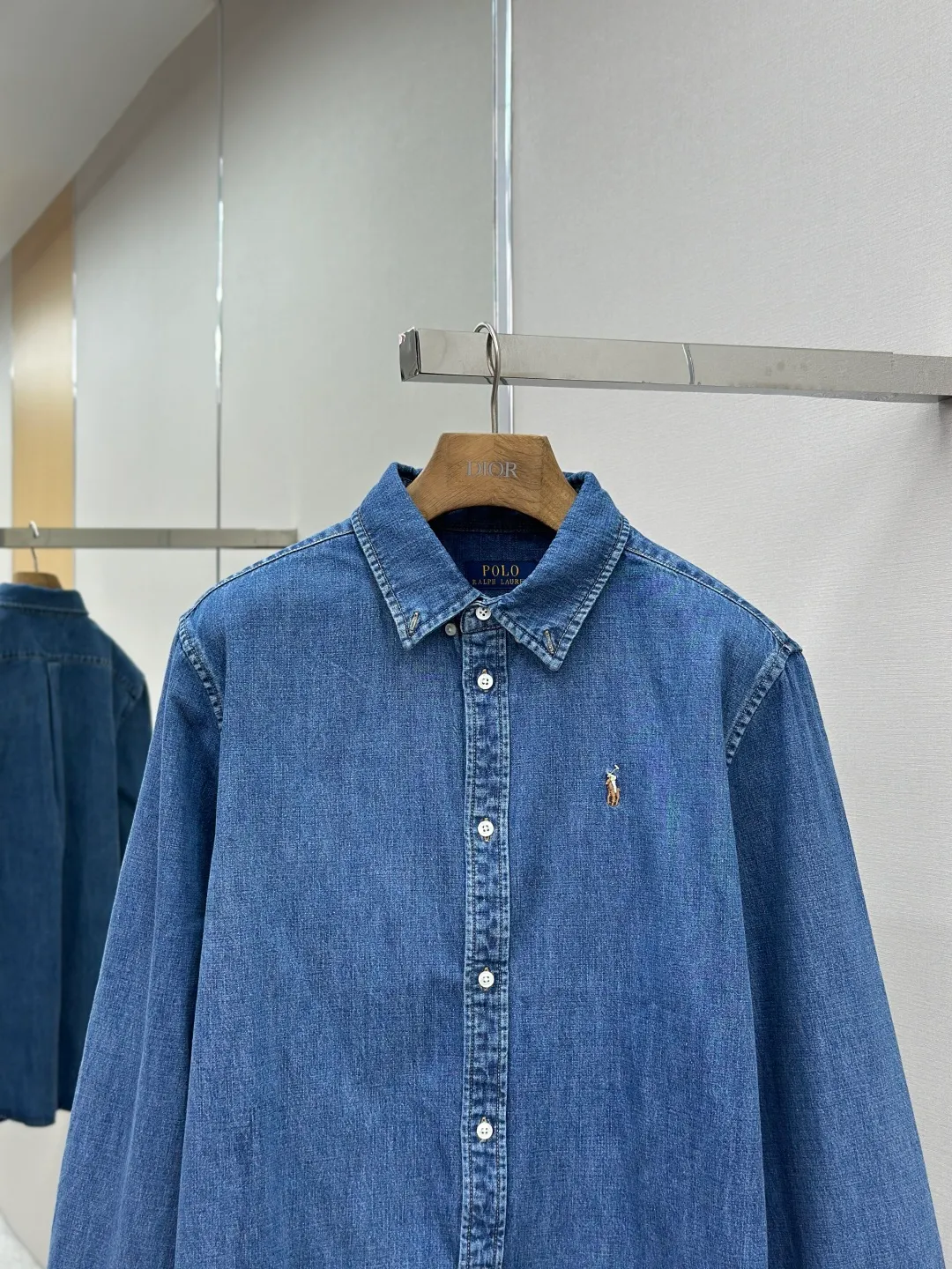 P450 Ralph Lauren colorful pony embroidered denim shirt. Original purchase and development for 1,790. The fabric is made of custom-made thick-weave twill ring yarn denim. Soft and silky, comfortable and close to the skin. Mist indigo. A denim poem dyed with time. The exquisite colorful pony logo on the left chest jumps into indigo. It is highly recognizable. It has an atmosphere of freedom and vitality. Pure and agile color symphony. Deconstructed poetics of peak collar and placket. Create a lazy French atmosphere, even walking with a designed sense of calmness, using imported machine embroidery technology, using advanced computer control systems and precision mechanical components to achieve colorful pony embroidery operations with high precision, smooth and delicate lines, using multiple horse + sand scrubbing and using high-pressure spray guns to rub specific parts to achieve a local gradient effect, and then use frosting technology to create a unique texture pattern. The workmanship is extremely complex and time-consuming, using the washing and frying process. It is preferred to choose a special desizing agent, and then the fabric is soaked in it to be evenly sized. After desizing, it is finally rinsed. The workmanship is extremely complicated and the loss is high. Size:S-M-L-XL